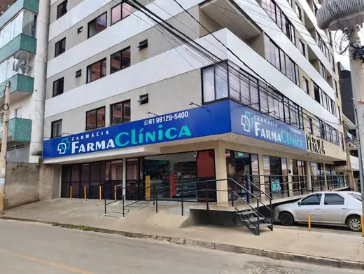 Fachada oficial da Farmácia FarmaClínica na Rua 3 em Vicente Pires DF